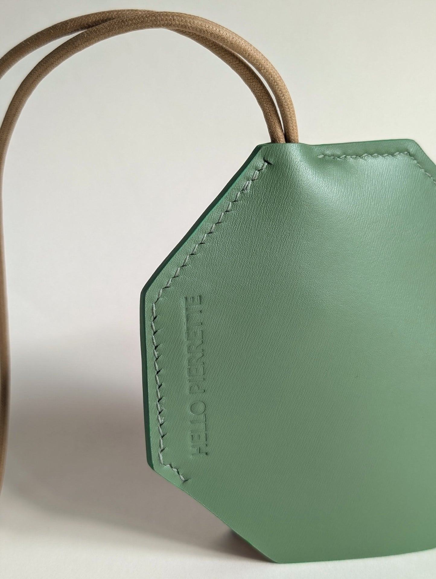 Étui à clés octogone en cuir vert, durable et stylé, parfait pour garder vos clés à portée de main avec élégance et qualité.