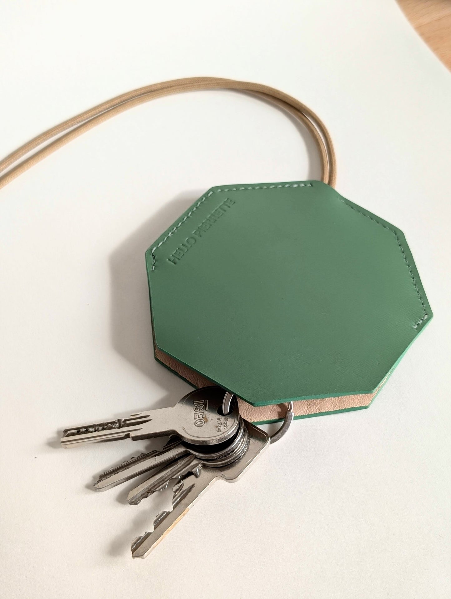 Octogone étui à clés en cuir vert, élégant et durable, pour un style pratique et de qualité.